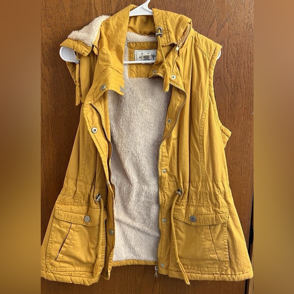 Daytrip mustard vest with Sherpa lining size large
